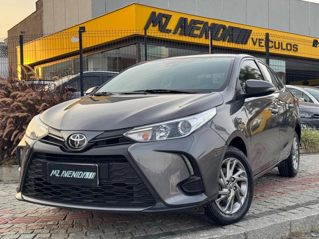 YARIS XS SEDAN 1.5 FLEX 16V 4P AUT.  CINZA 2022/2023