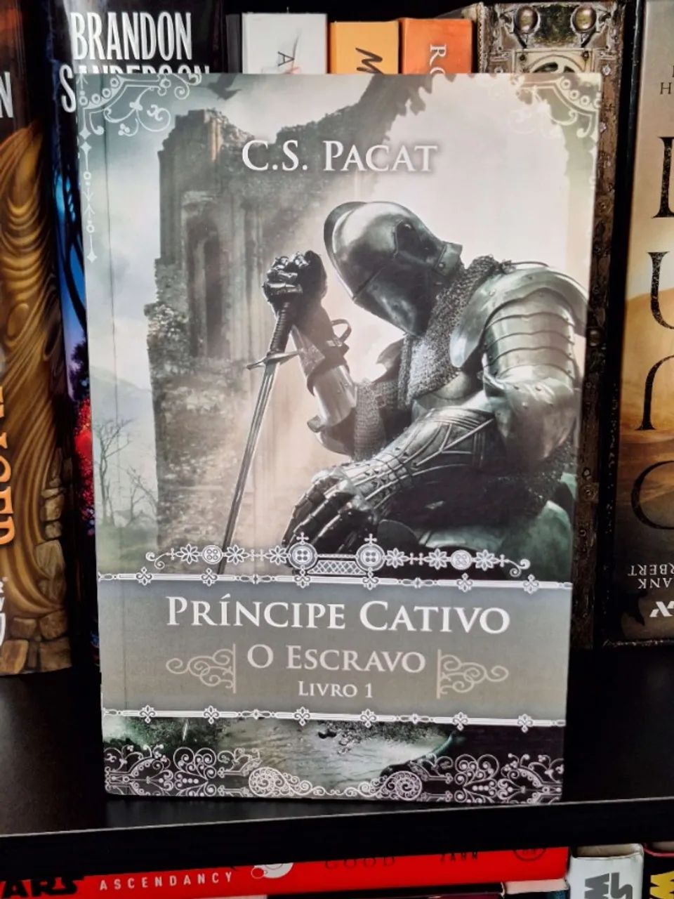 Livro coleção Príncipe Cativo - O Escravo, O Guerreiro, O Rei - Autora C. S. Pacat - Foto 4