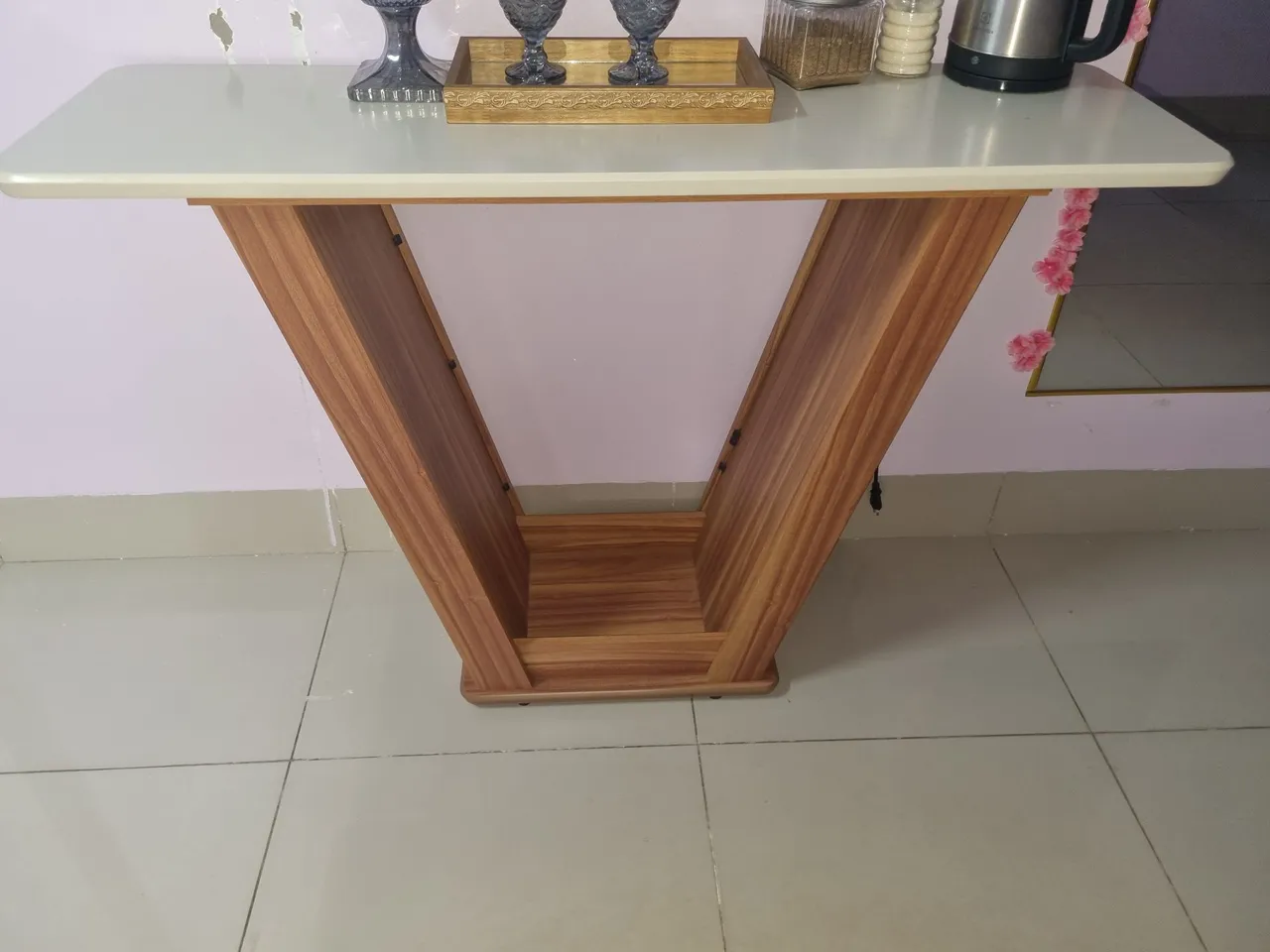 Mesa de apoio com design moderno e elegante