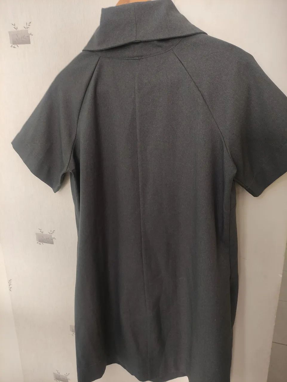 REQUEST VESTIDO TAM G (42-44) 60,00<br>CINZA<br>COM BOLSOS<br>ALTURA 93CM<br>BUSTO 55CM<br>QUADRIL 58CM - Foto 4
