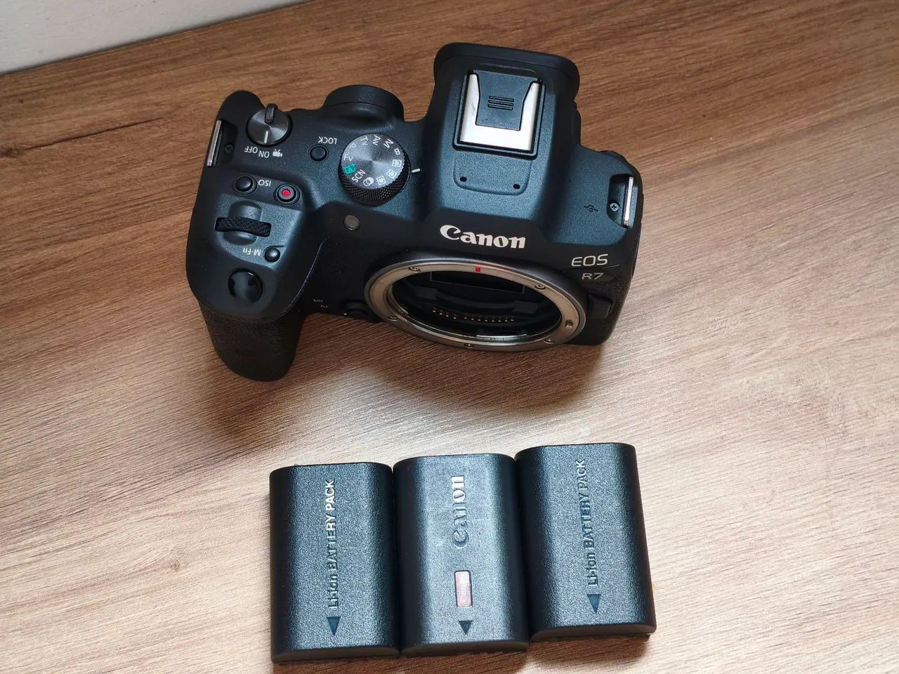 Canon R7 corpo + 3 baterias  - Foto 3