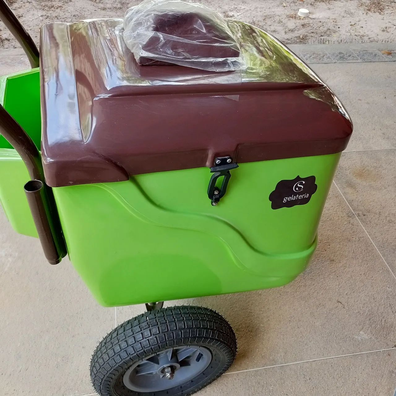 Carrinhos de sorvete e picolé 