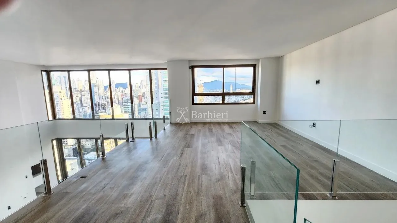 Apartamento com 5 suítes e 4 vagas de garagem no bairro Centro em Balneário Camboriú/SC