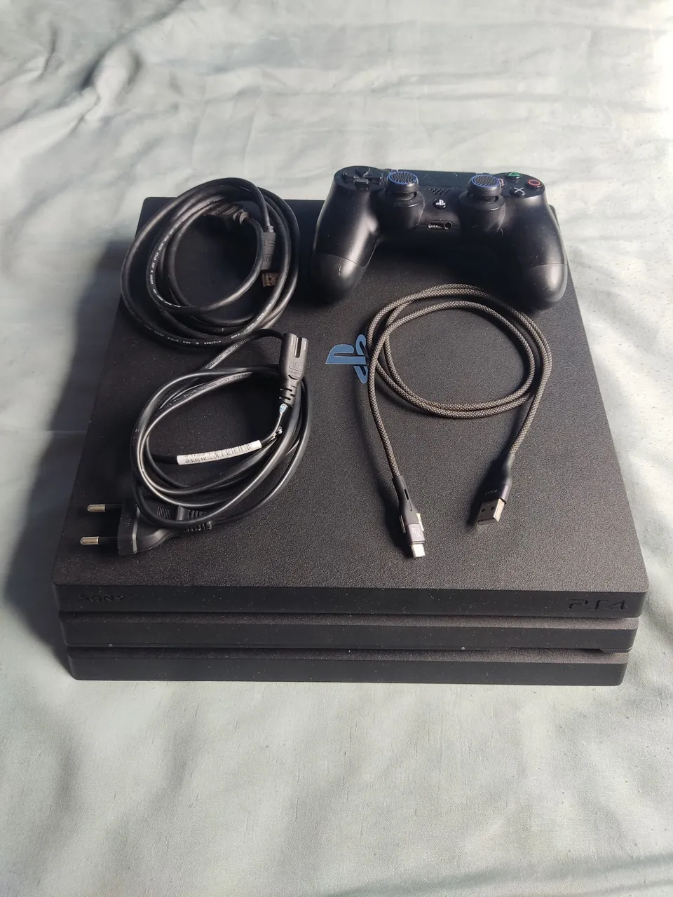 PS4 PRO 1TB com Controle e Acessórios