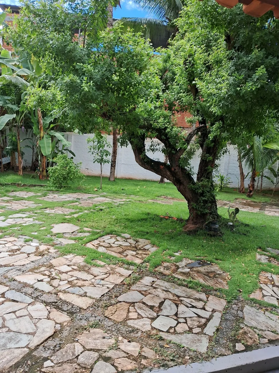 Alugo casa em condominio de 2/4 com 2 vagas de estacionamento
