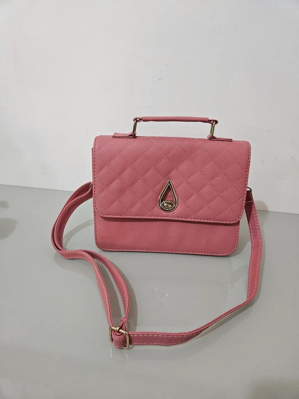 Bolsa feminina rosa com alça transversal