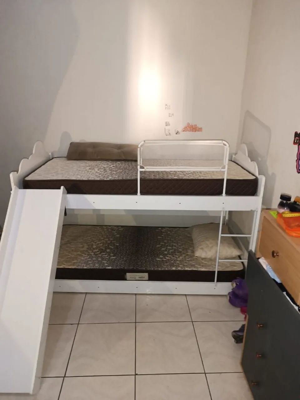 Cama beliche com escorregador 