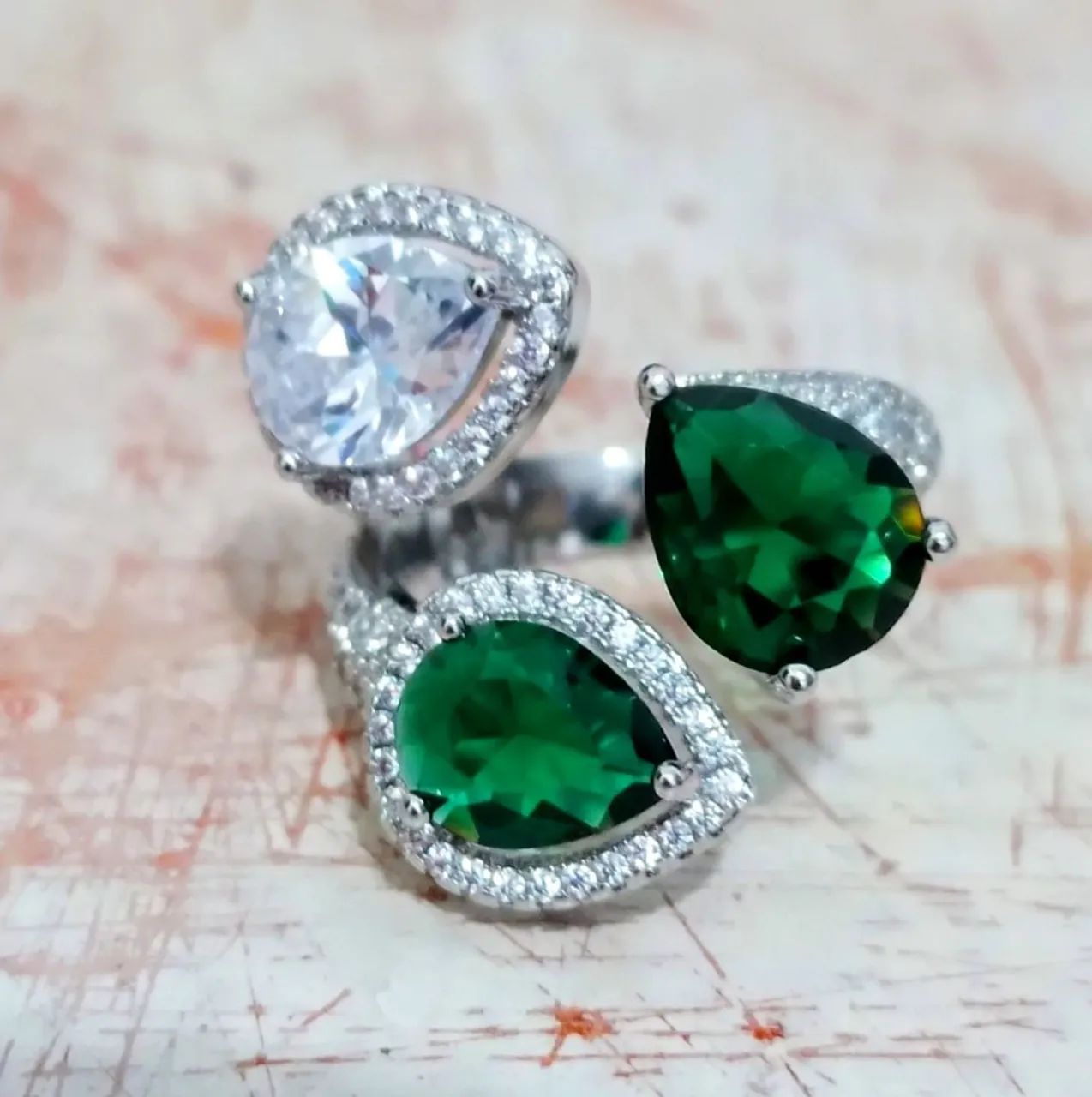 Anel pedra verde cristal e strass. 