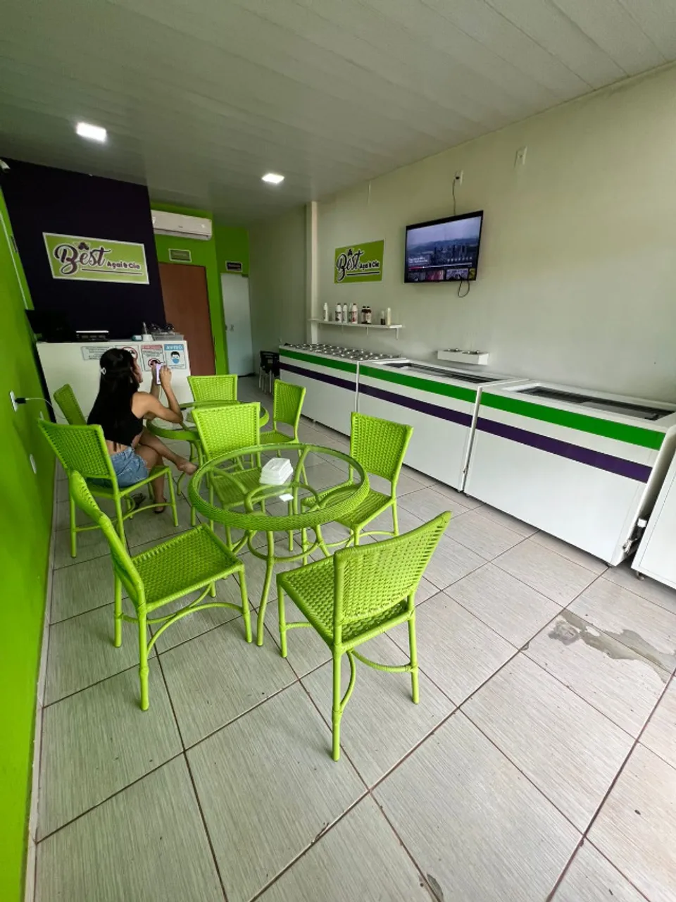 VENDE-SE AÇAÍTERIA E SORVETERIA COMPLETA