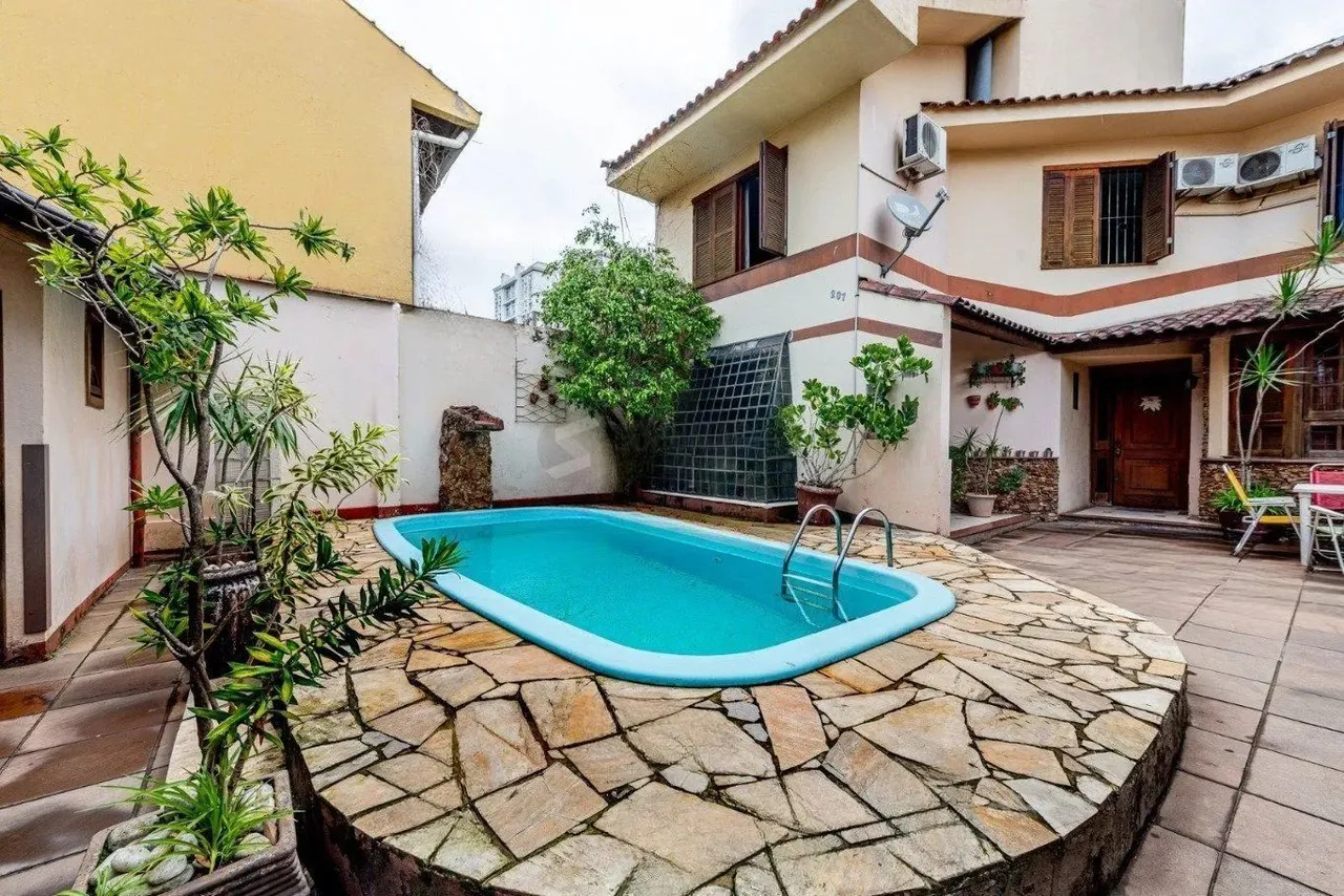 Casa com 3 suítes e 4 vagas no Bairro Boa Vista