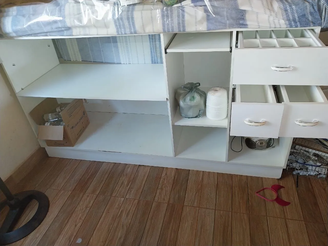 Armário de madeira branco
