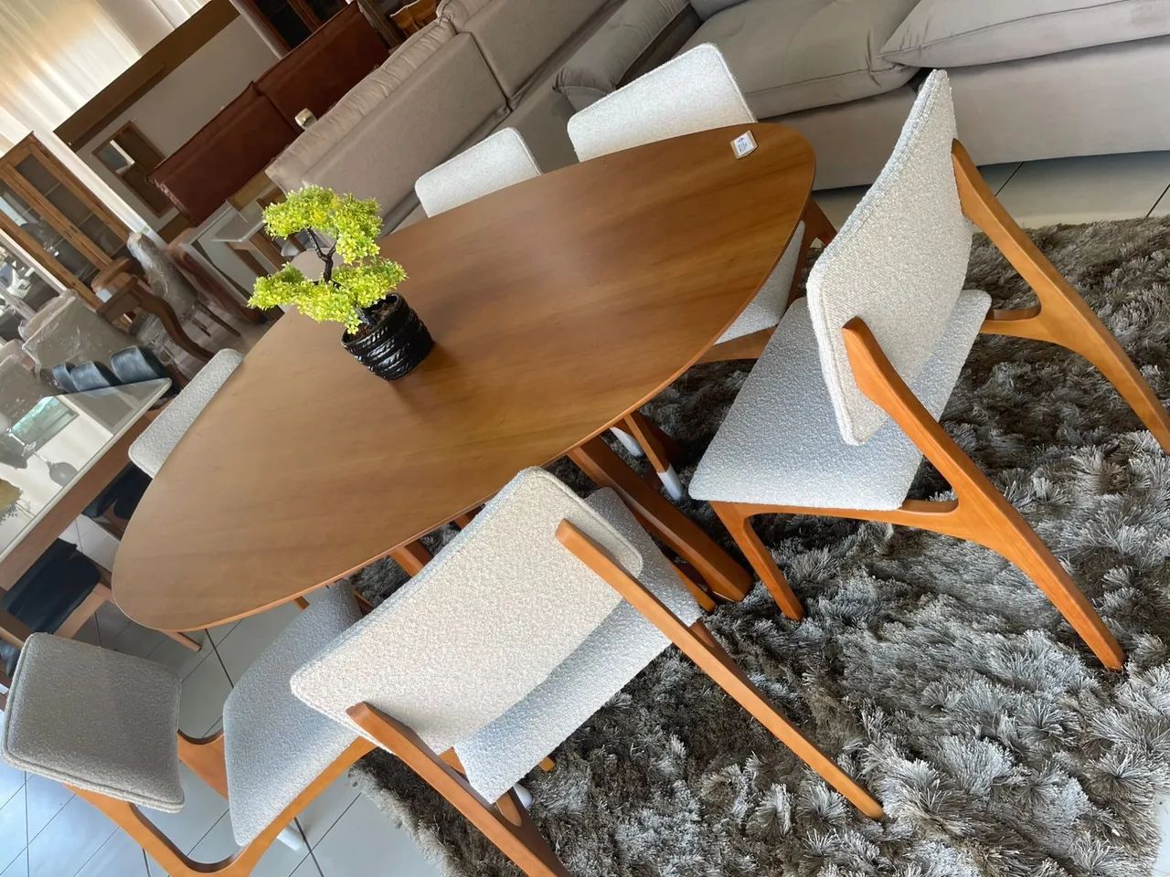 Mesa de jantar organica com 6 cadeiras estofadas