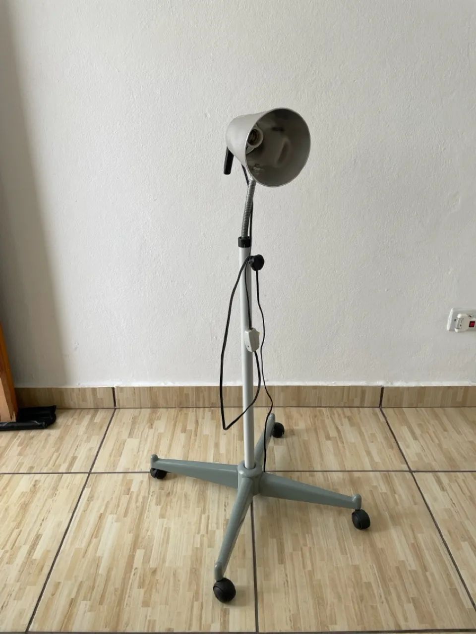 Suporte para luz infra vermelho com rodízio 