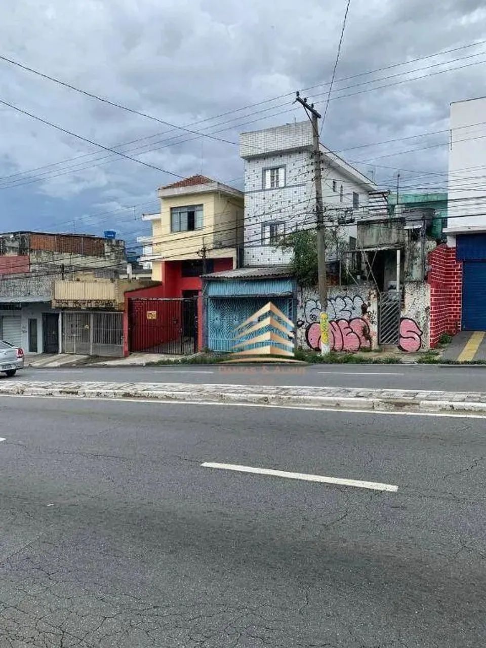 Sobrado Comercial, 3 kitnets, 1 salão e uma casa COM 2 dormitórios, quintal, , 2 vagas, 33