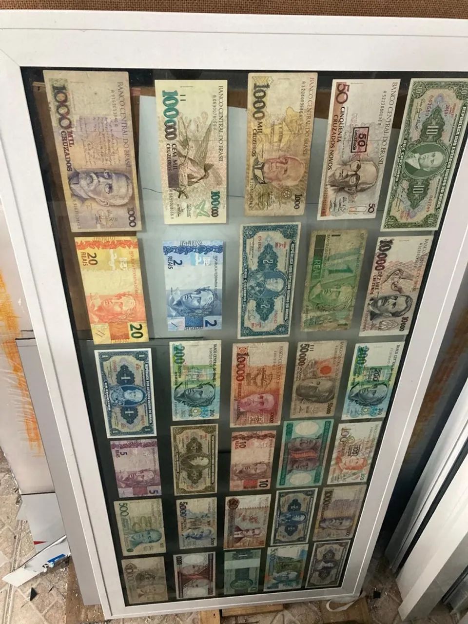 Quadro de cédulas antigas