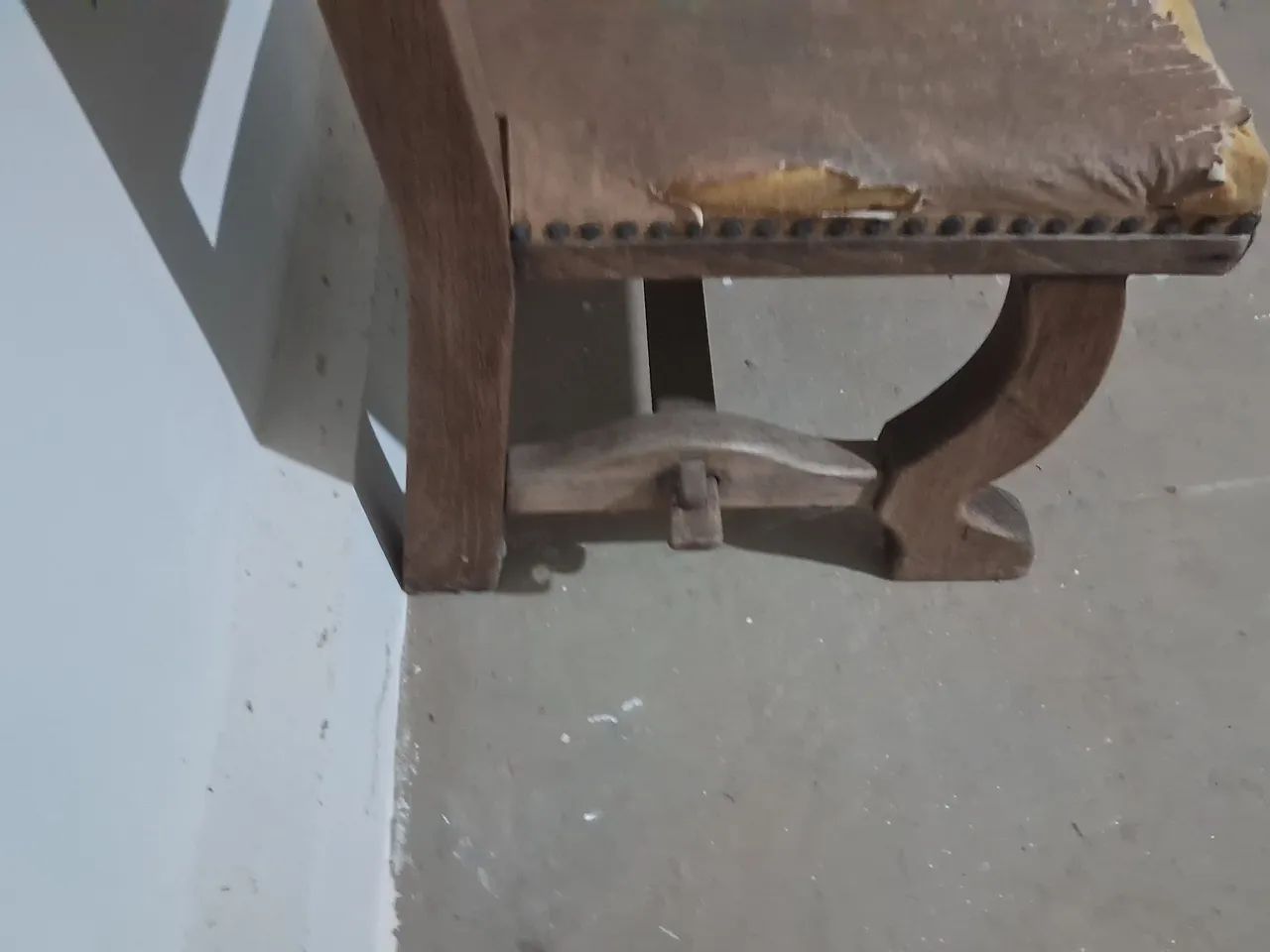 Cadeira Antiga Pesada para Restauro ! - Foto 4