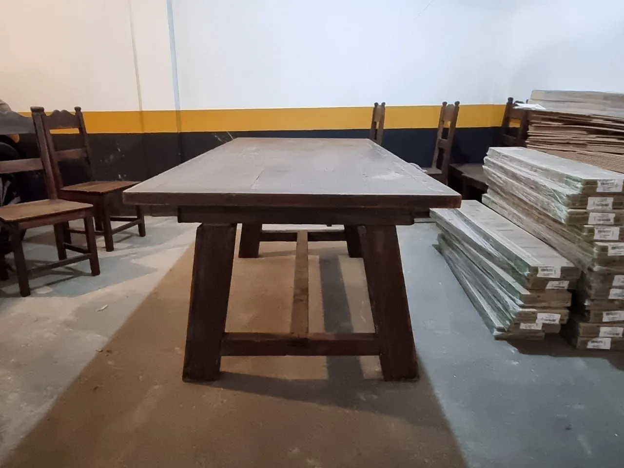 Mesa de madeira maciça Angelim