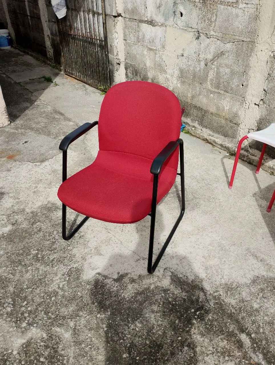 Três cadeiras vermelha entrego 64374970987650122