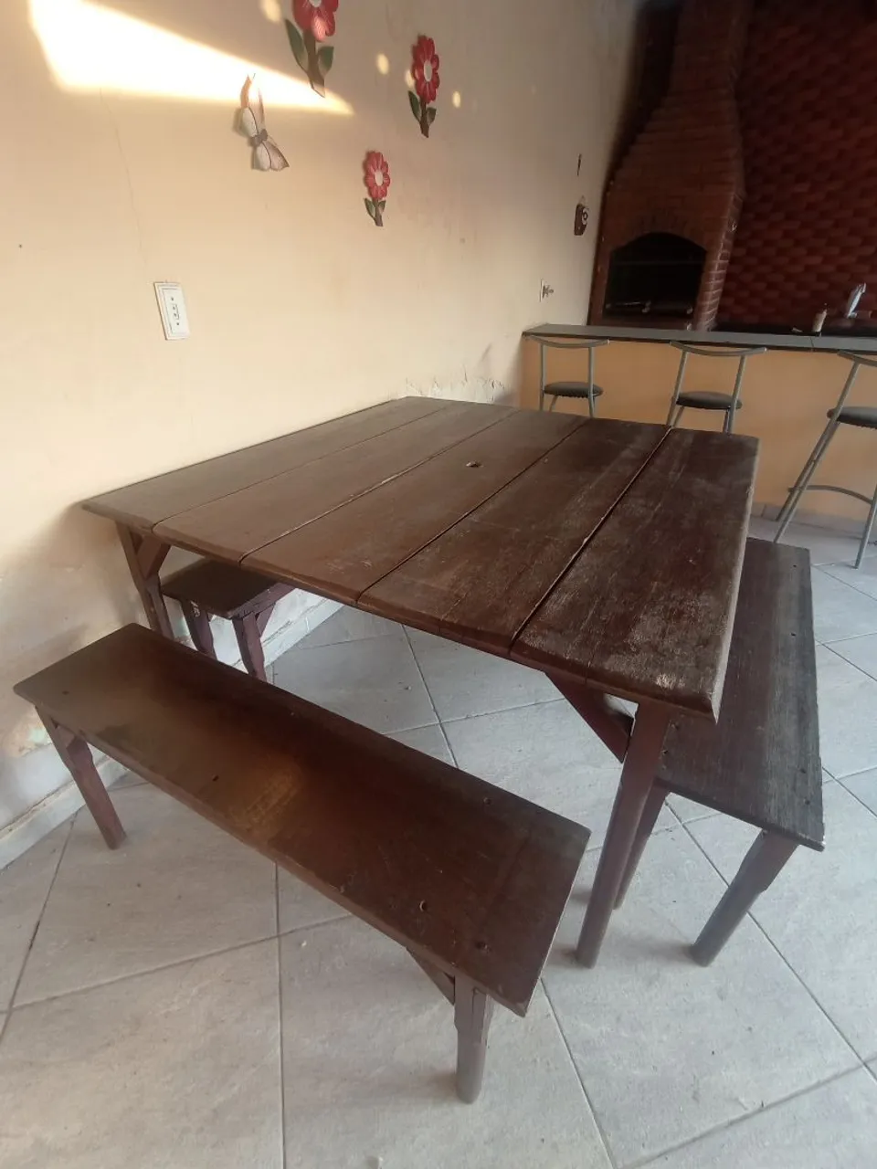Mesa e bancos de madeira