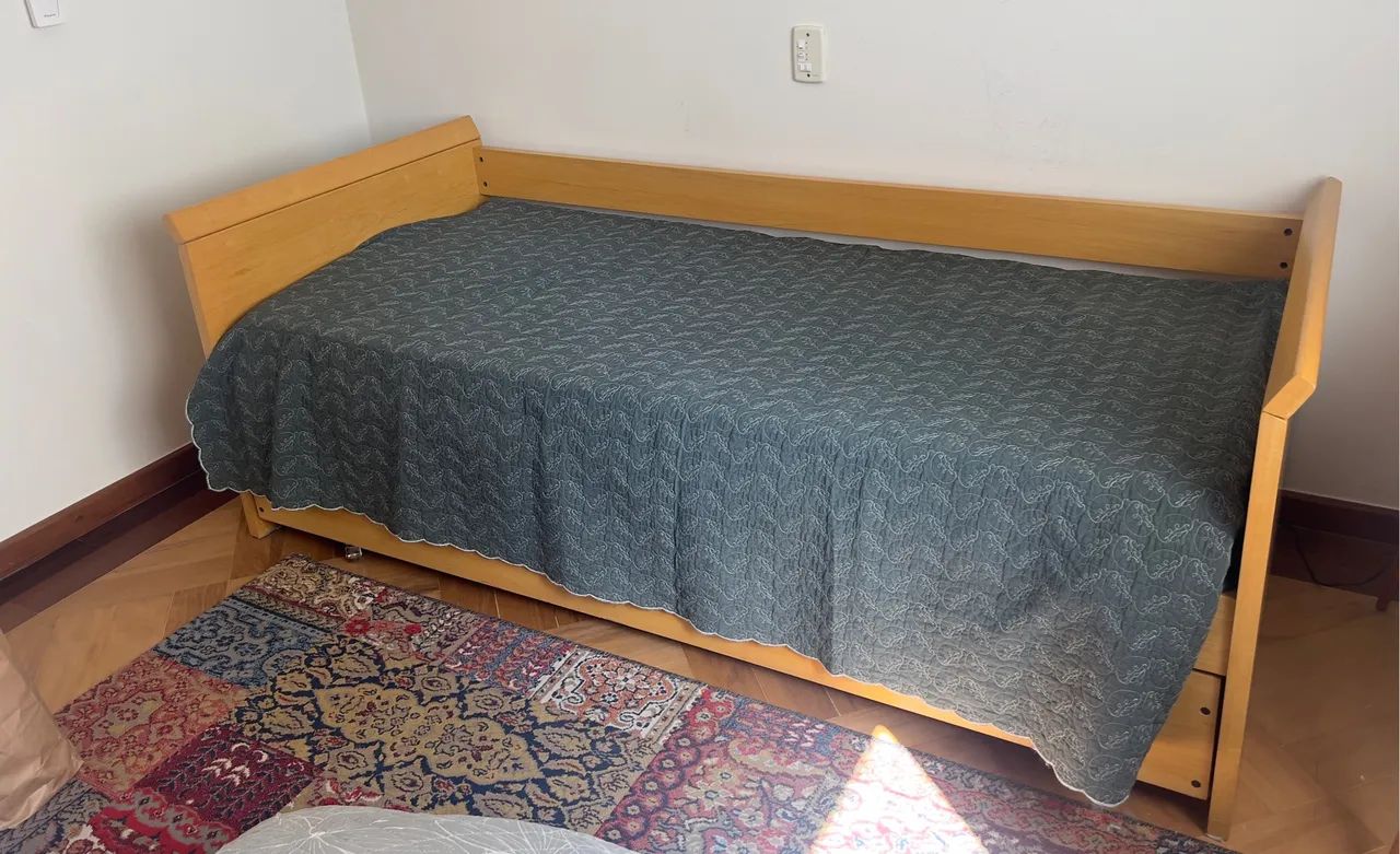 Cama de madeira com uma bicama 
