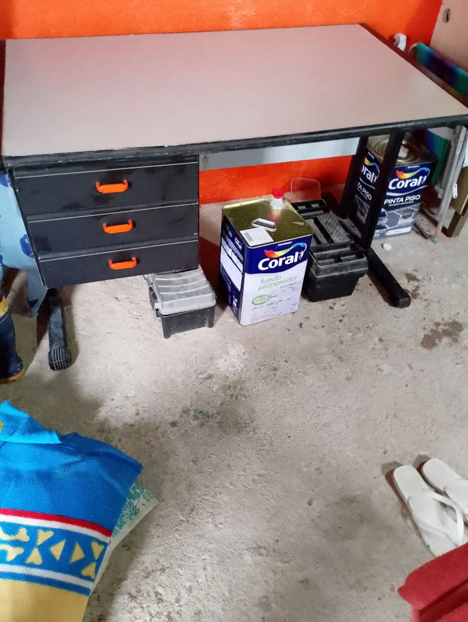 Mesa de escritório com gavetas