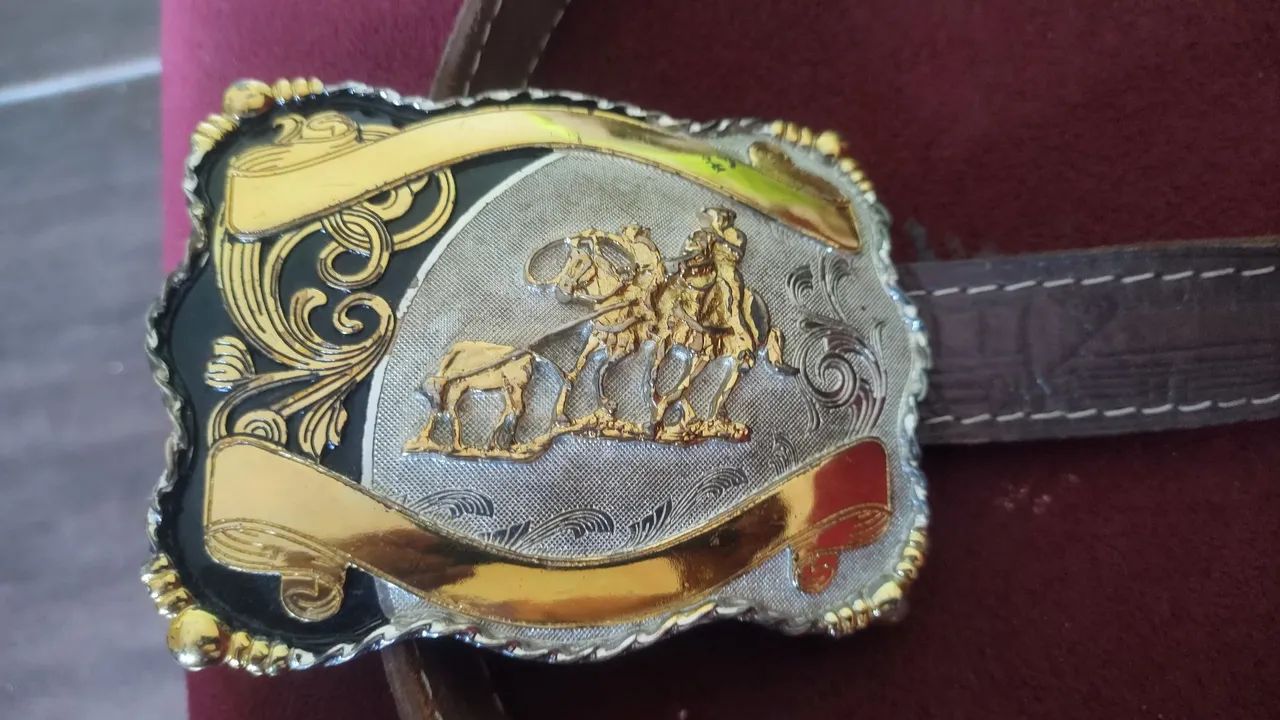 Fivela de cinto com design de cowboys