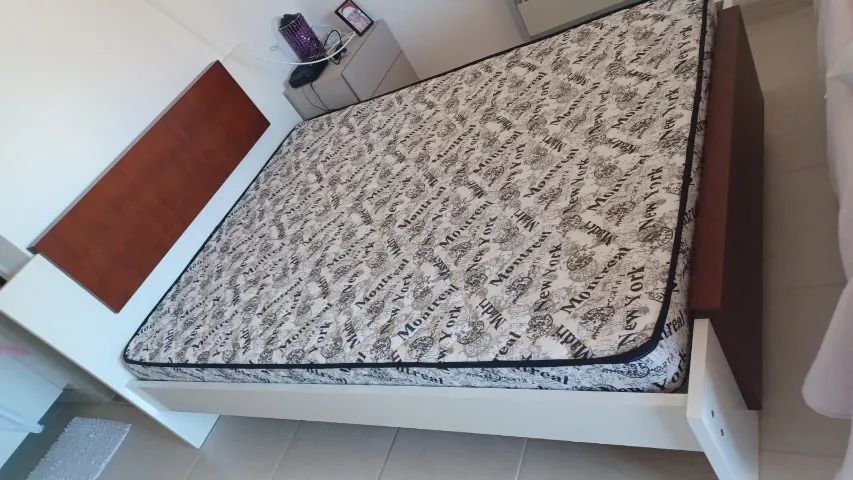 Cama de casal, de mdf pesado, com colchão florido, 1,38, em ótimo estado.