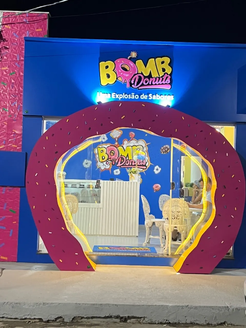 Loja de donuts e cozinha equipada