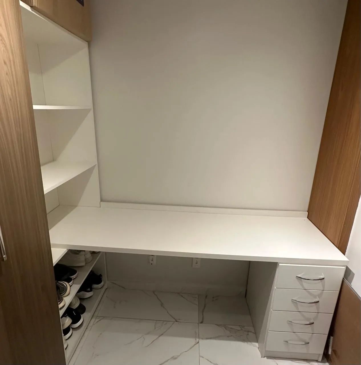 Estante com escrivaninha para escritório
