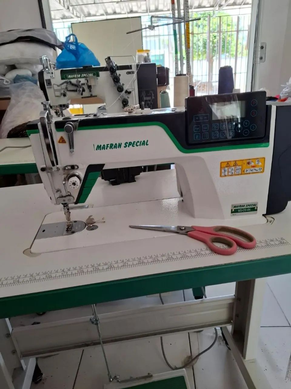 Máquina de Costura Reta Industrial Eletrônica