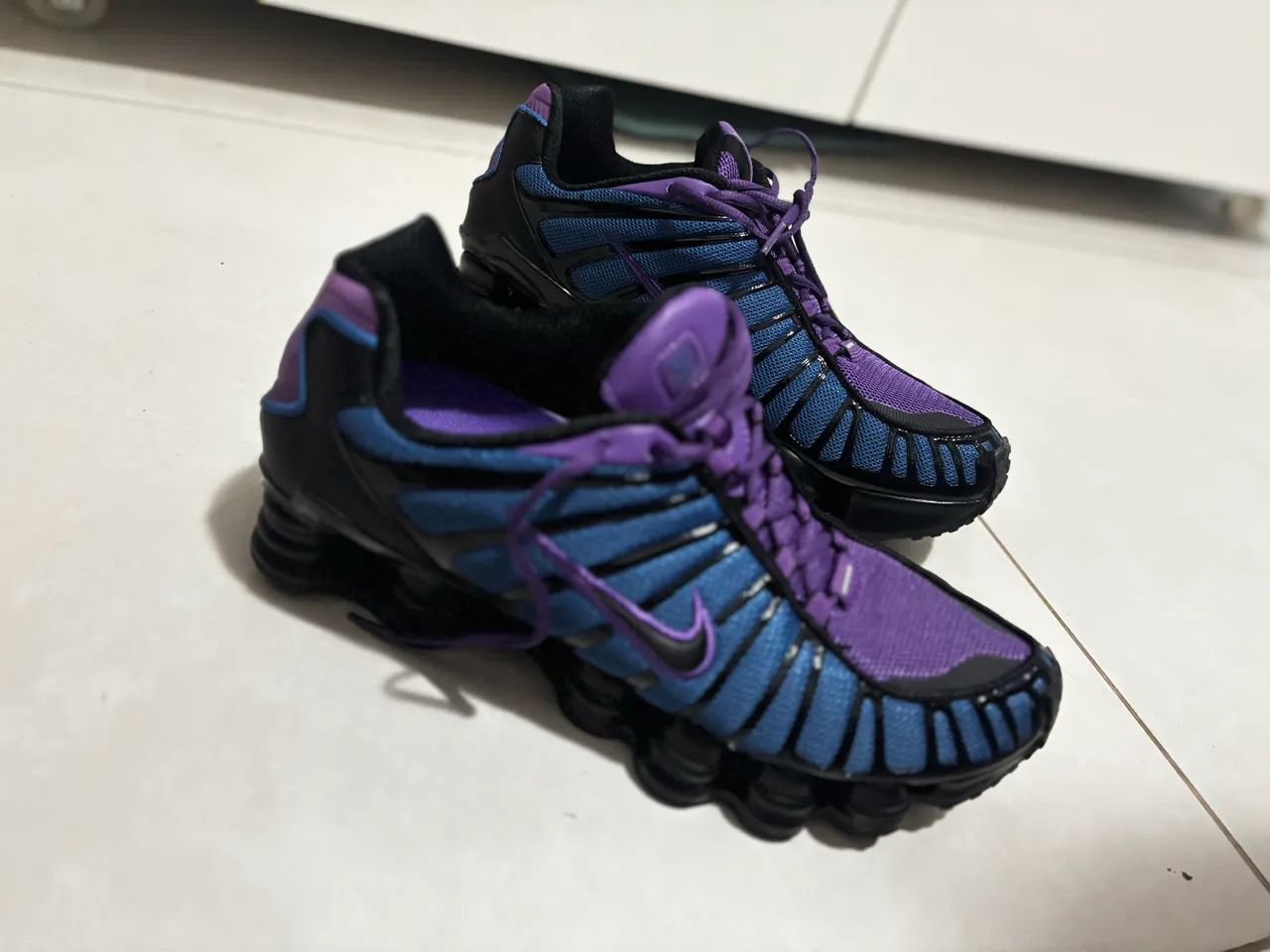 Tênis azul e roxo 