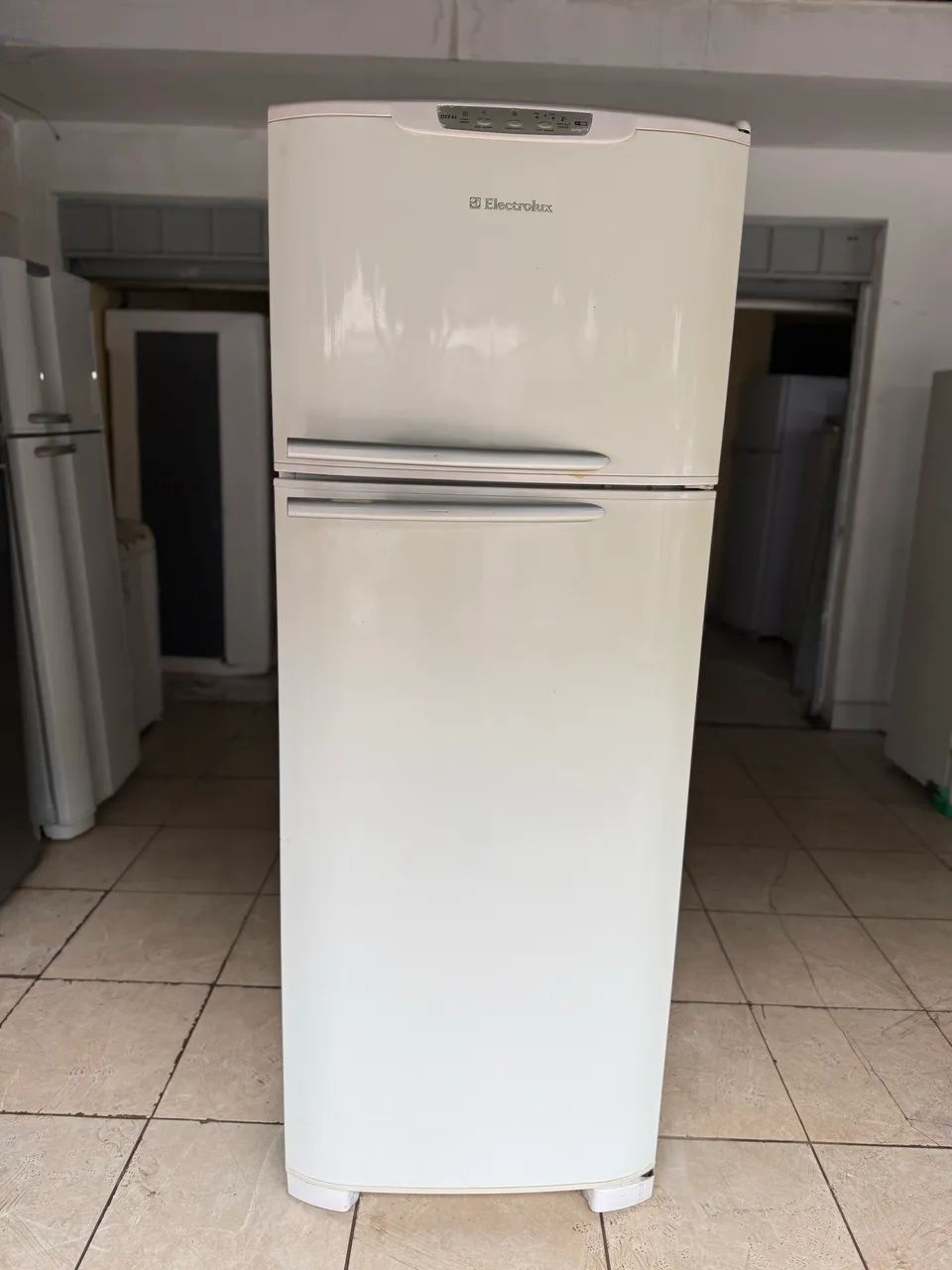 Geladeira Electrolux frost free grande amplo espaço gelando perfeitamente 
