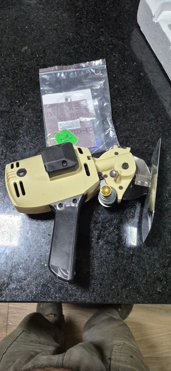 Aparelho de cortar tecido bem pouco usado