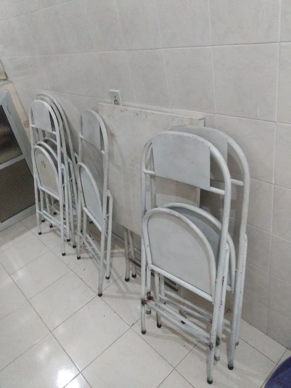 6 cadeiras de bar e uma mesa de ferro 