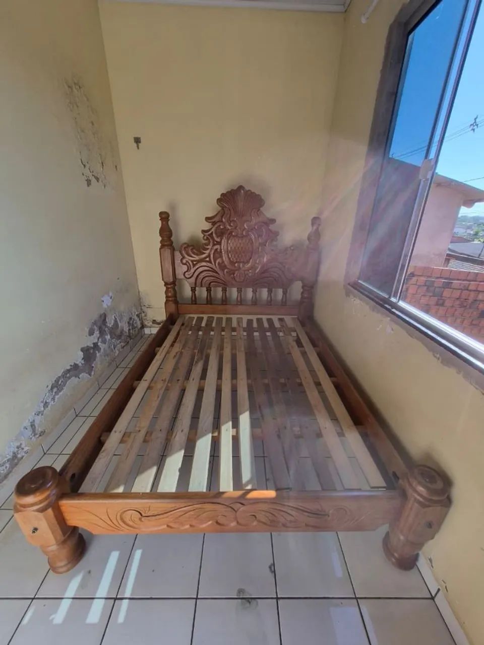 Cama de Casal em Madeira Maciça Trabalhada - R$ 2.000 - Foto 4