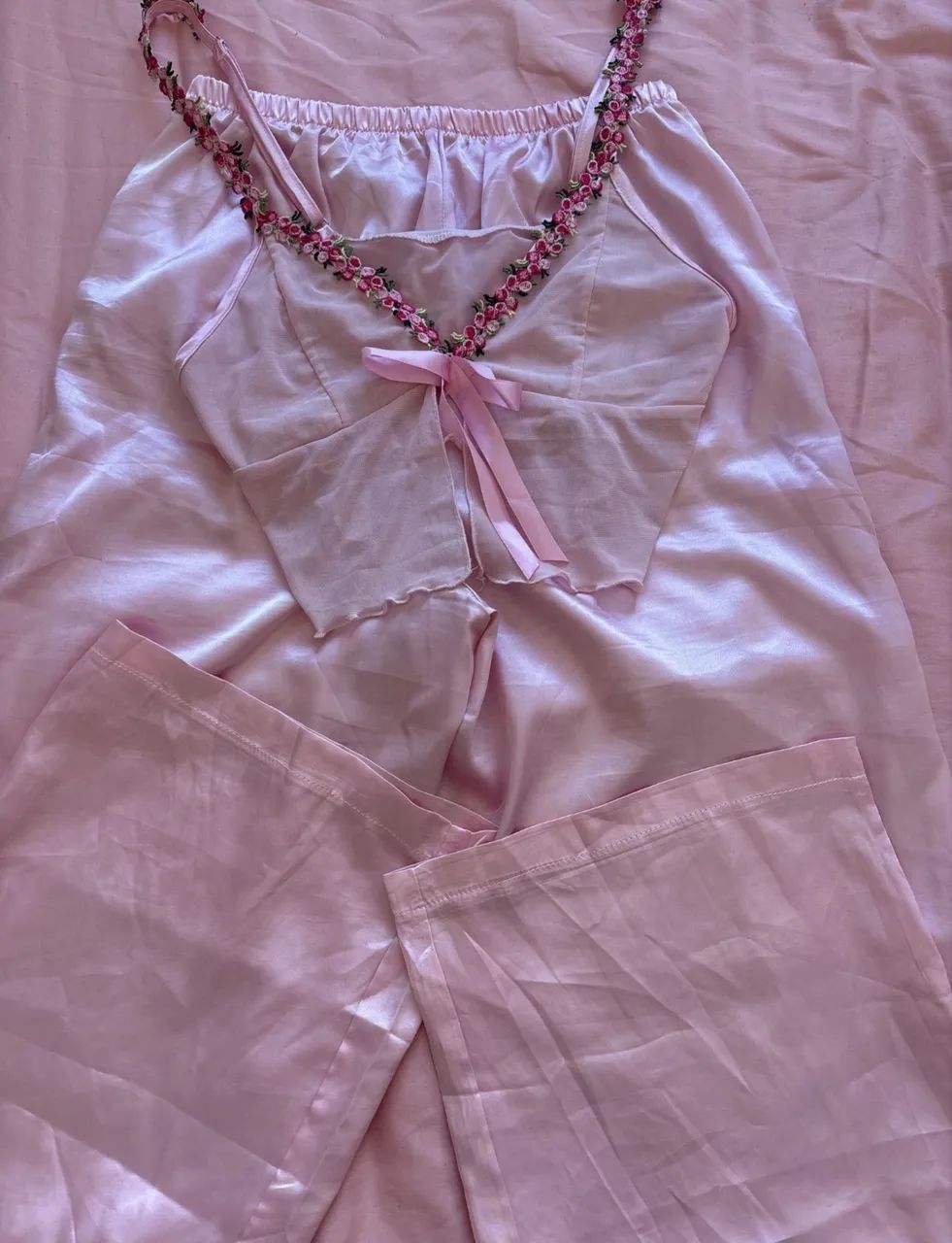 Pijama elegante em cetim rosa com flores  - Foto 2