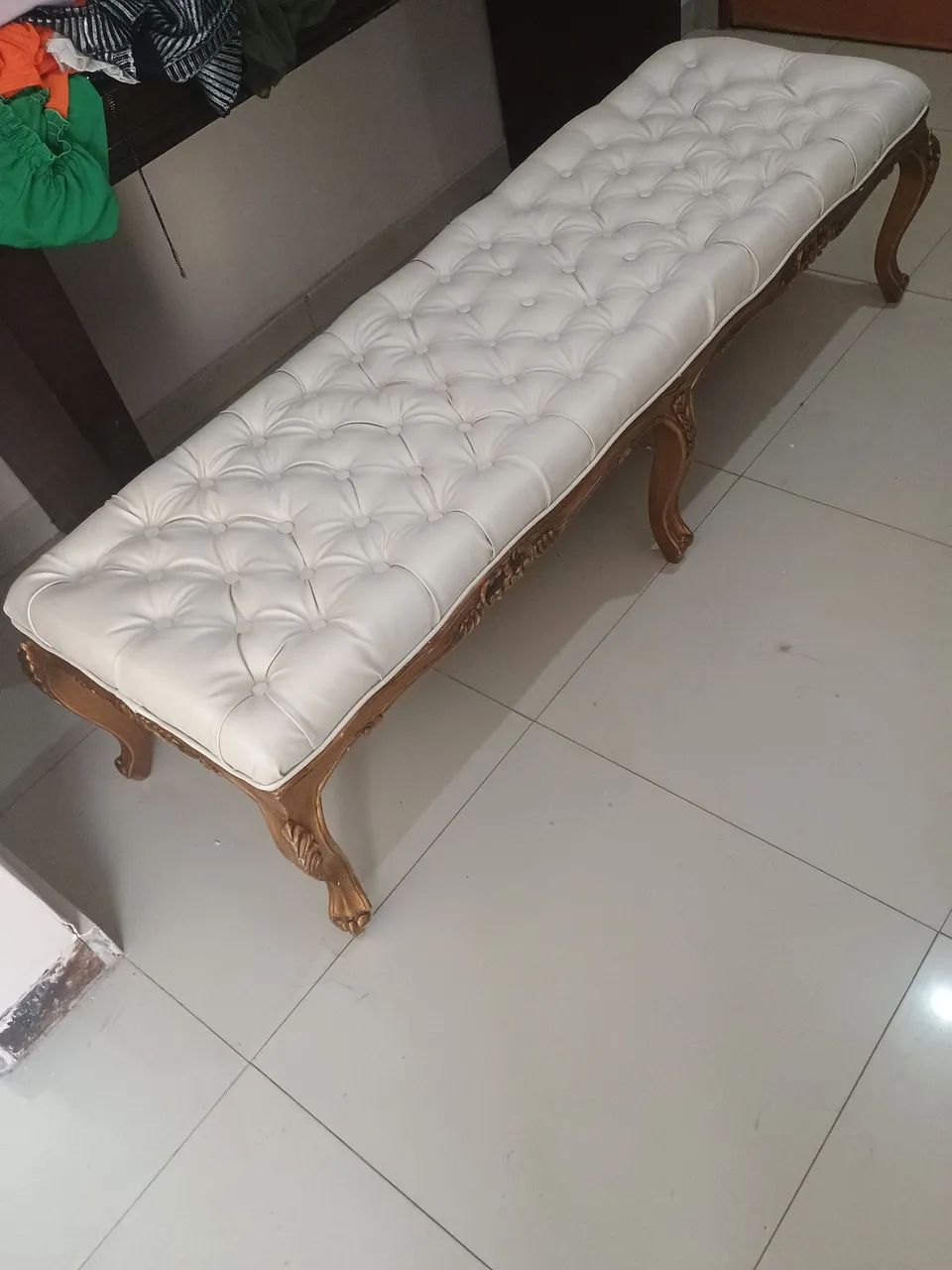 Sofá recamier em madeira estofado no couríssimo 