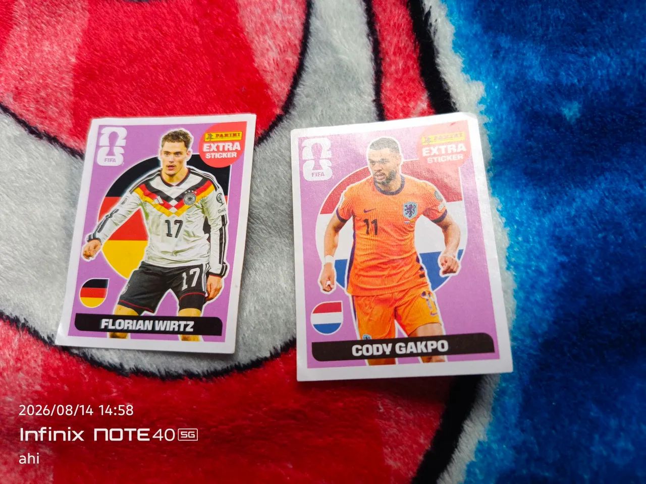 Duas figurinhas da copa roxa