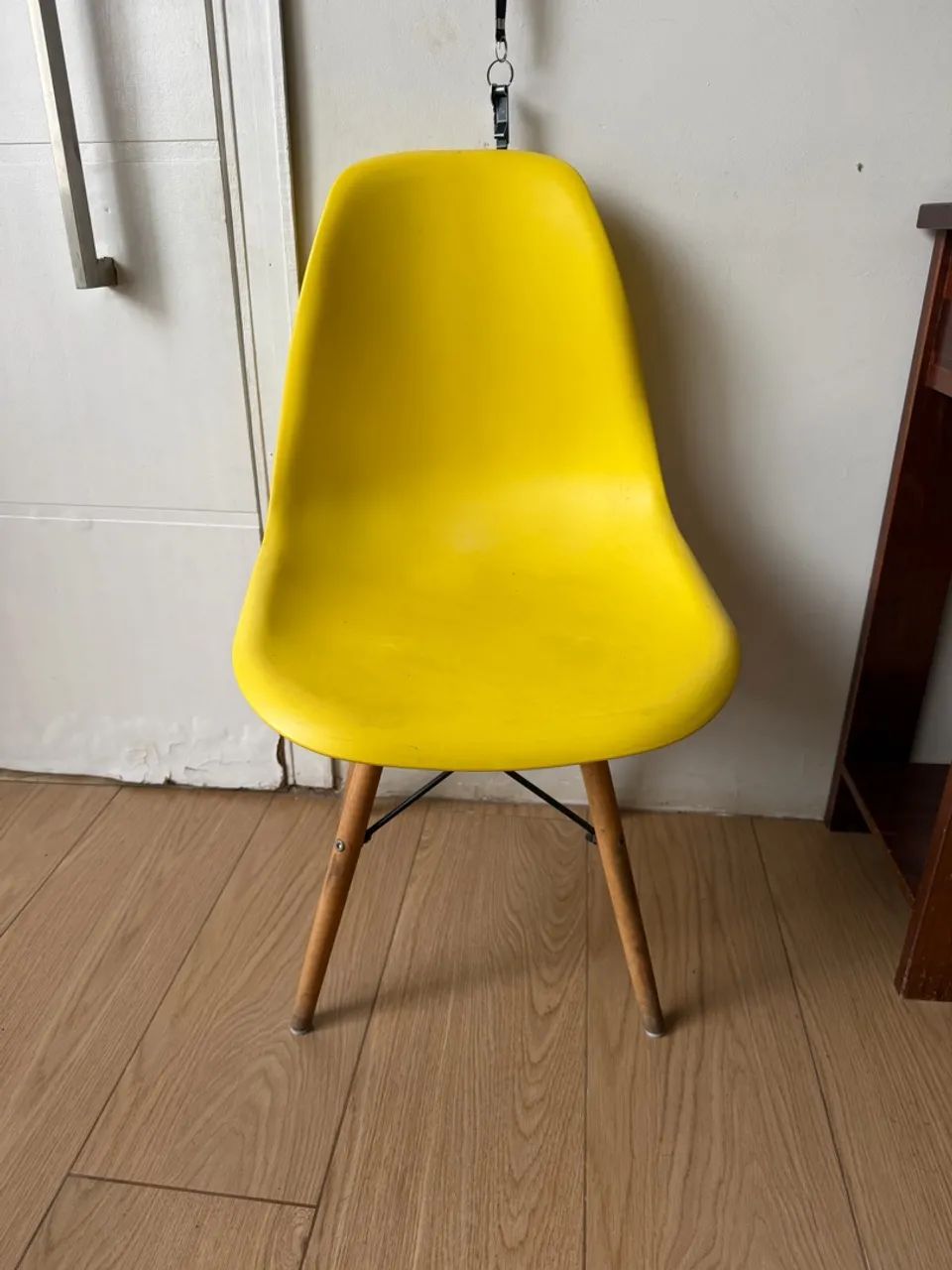 Cadeira eames amarela 