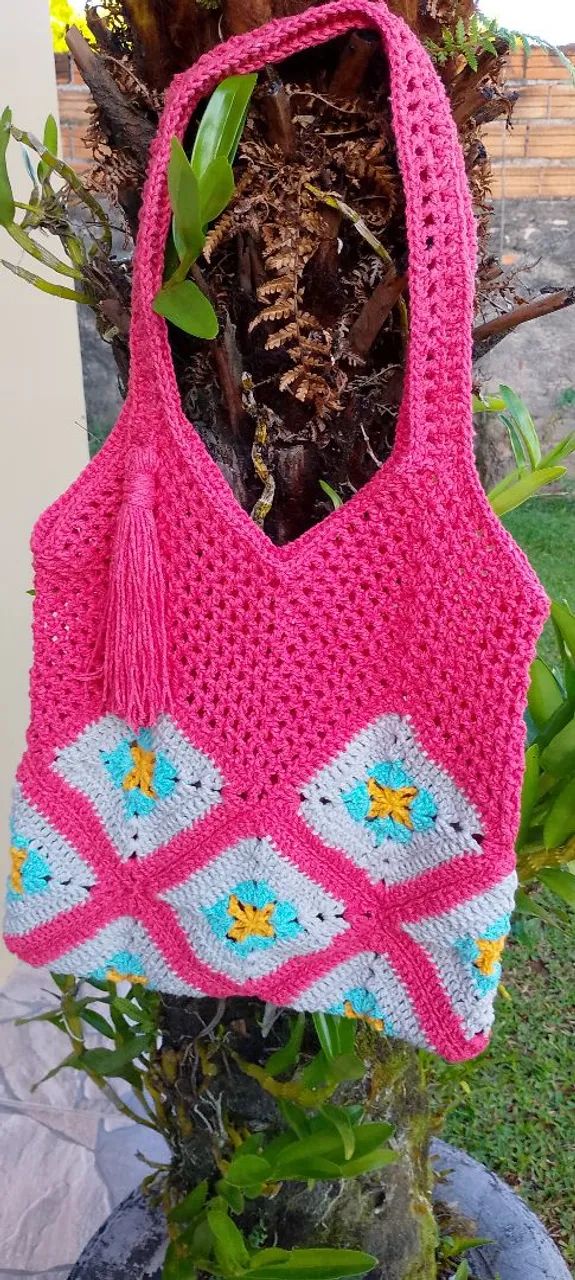 Bolsa feita em crochê nas cores amarelo, verde, caqui e goiaba nas medidas de 0,39 x 0,35