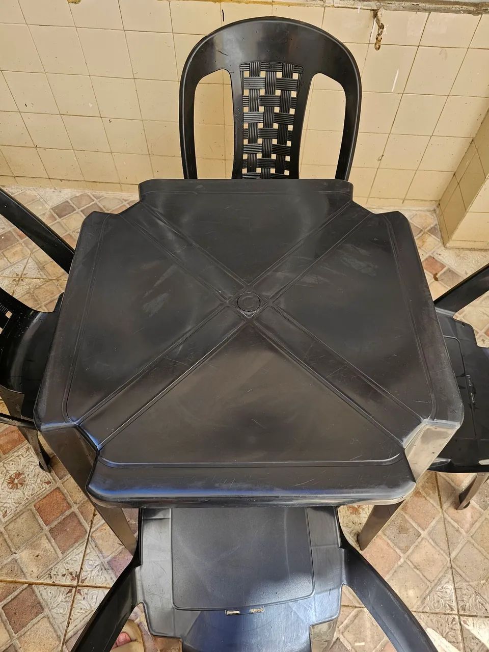 Jogo de mesa com 4 cadeiras de plástico  - Foto 3