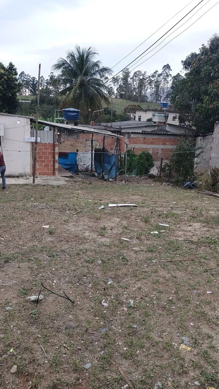 Terreno com pequena casa com água e luz 