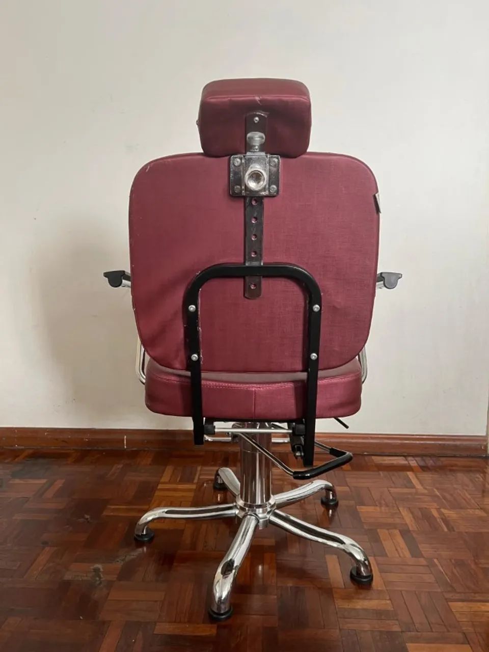 Cadeira e lavatório para salão de beleza.