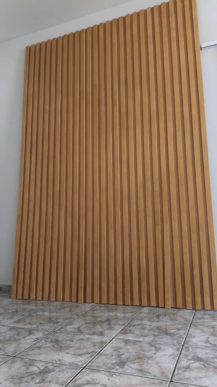 Painel ripado de madeira