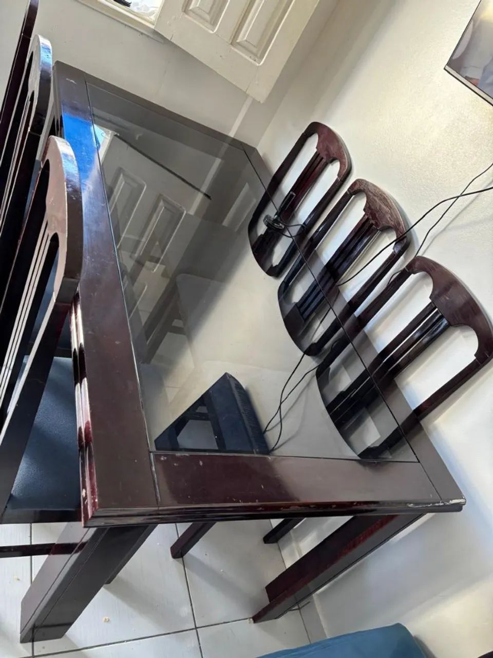 Mesa com cadeiras e armário  - Foto 3