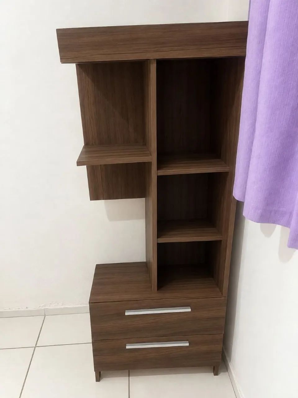 Vende se uma cômoda e uma estante 