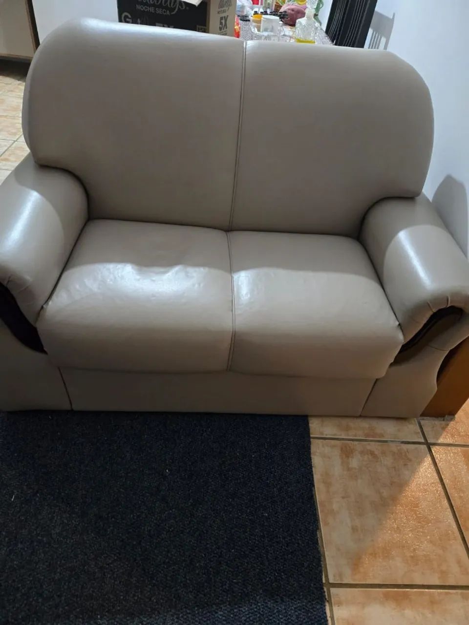 Vendo sofá dois lugares de courino - Foto 4