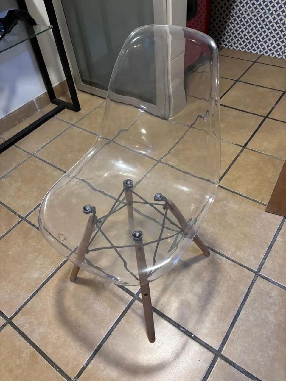 Cadeira Eames em acrílico trasparente