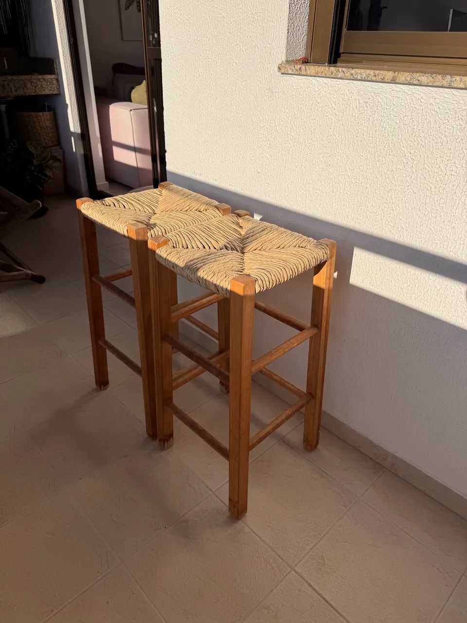 Par de Banquetas de Madeira com Assento em Palha - Foto 5