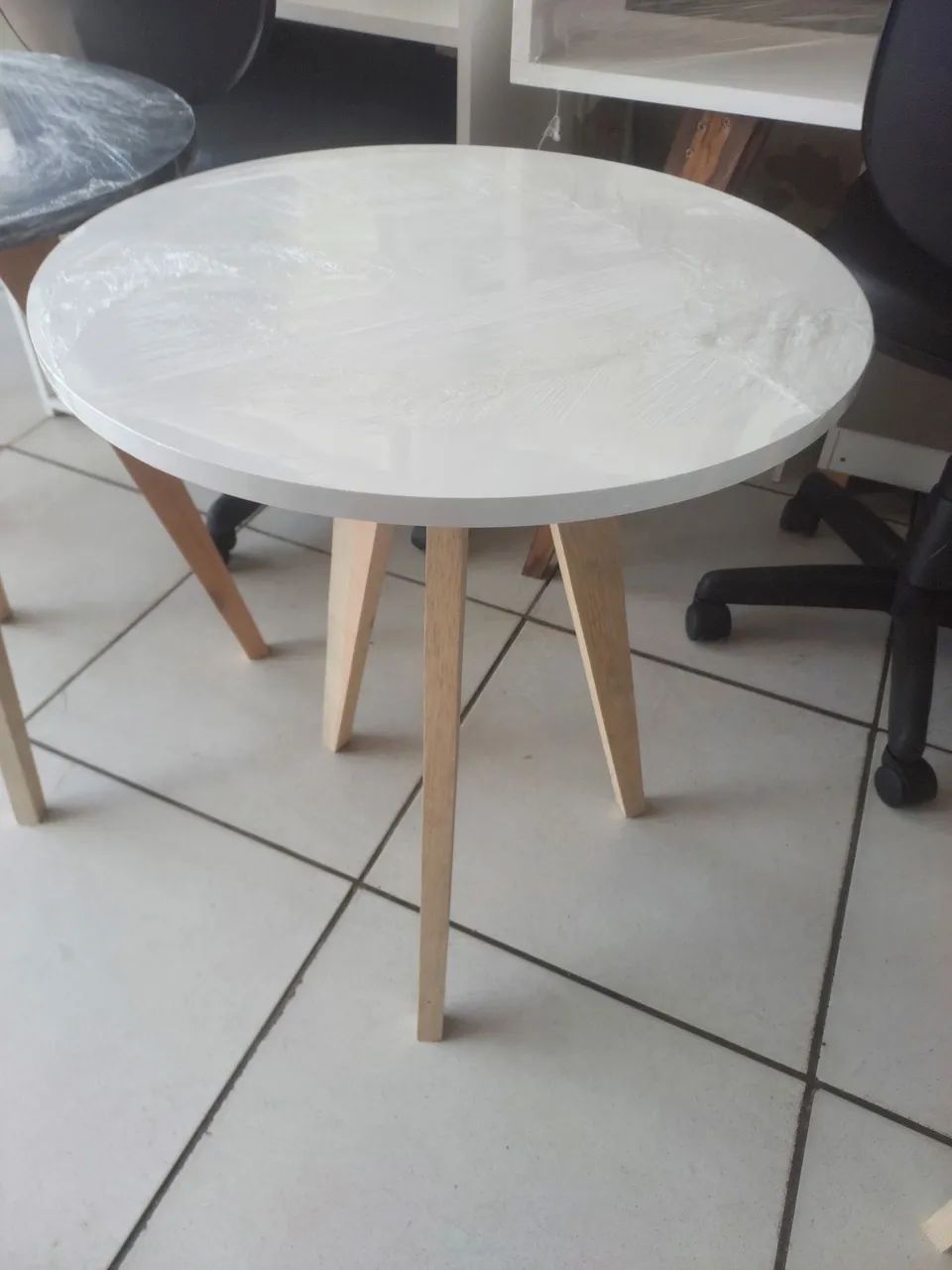 Mesinha decorativa mdf c/ pés de madeira 